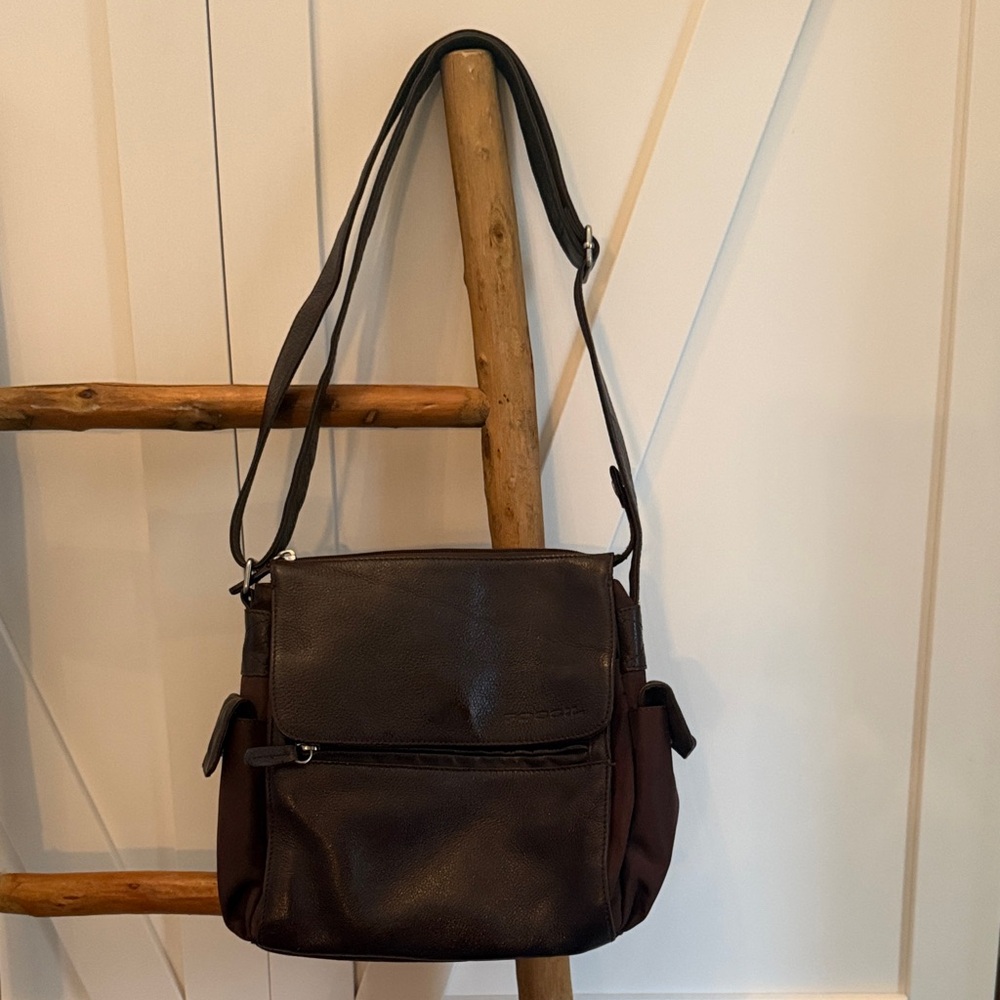 Fossil 75082 is a vintage-style, genuine leather shoulder bag